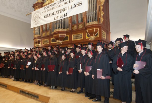 Poznań: zagraniczni studenci stomatologii z dyplomami (źródło: Dział Promocji UMP) Poznań: zagraniczni studenci stomatologii z dyplomami