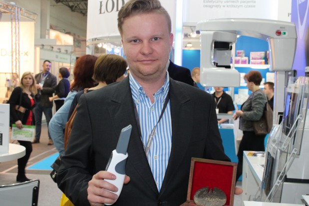 Skaner wewnątrzustny CS 3500 - lekki jak piórko. Na zdjęciu Michał Dragan, product manager w firmie Optident (foto: infoDENT24.pl) Skaner wewnątrzustny CS 3500