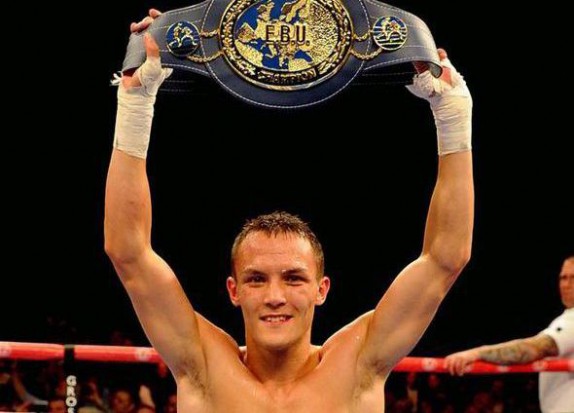 Josh Warrington (fot.express.co.uk) Technik dentystyczny z bokserskim pasem