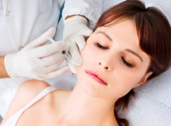 Botoks w rękach dentysty (foto: freedigitalphotos) Dentyści spoglądają na botoks