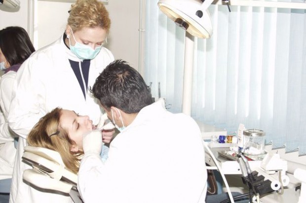 Dentyści wrócą do szkół wyłącznie jeżeli zmienione zostanie prawo (fot. sxc.hu) Gabinet dentystyczny w szkole – prawo nie pomaga