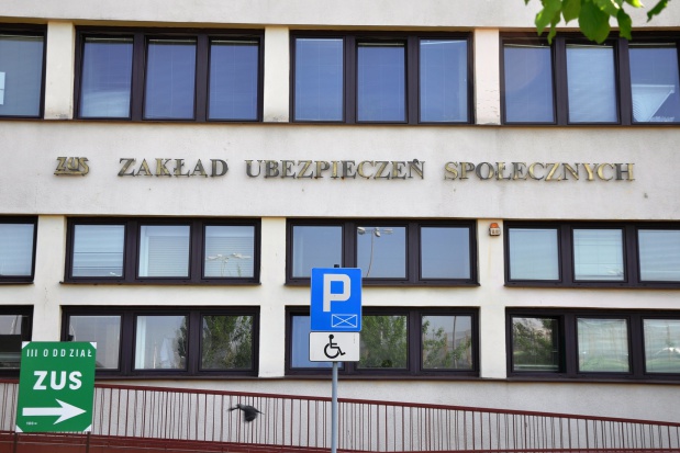 ZUS (foto: wikimedia) Dentysta rozpoczyna działalność i płaci pełne składki ZUS