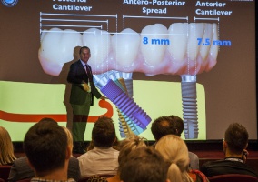 dr. Fernando Rojas-Vizcaya 230 stomatologów uczestniczyło w V zjeździe Implant Masters Poland
