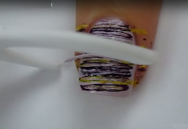 NIć dentystyczna pomocna przy manicure Manicure nicią dentystyczną