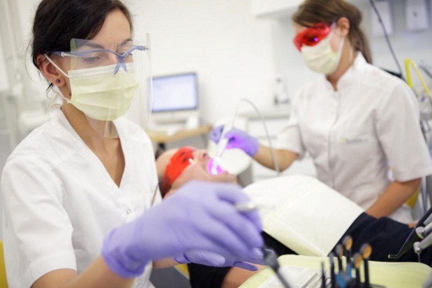 Polacy z Wysp Brytyjskich leczą zęby w Polsce fot. Dentim Clinic Ile wydaje u nas Polak z Wielkiej Brytanii na leczenie zębów?