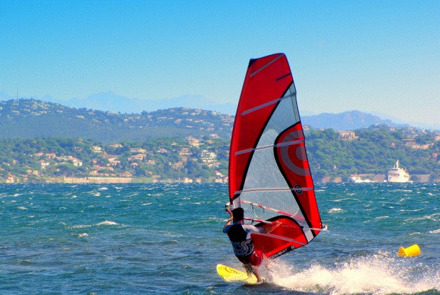 Dentysta windsurfer (foto: pixabay) Dentysta z rekordem świata w pływaniu na desce z żaglem