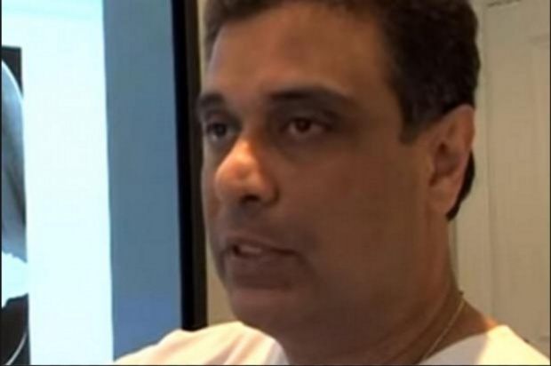 Parag Patel - dentysta frywolny Zamiast pieniędzy dentysta żądał czułości