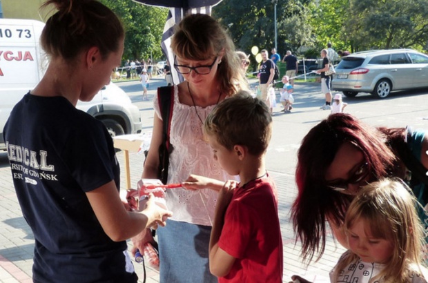 Szczoteczki do zębów poszły w ruch na pikniku w Gdańsku (fot. gumed) Gdańsk: Akcja studentów z PTSS