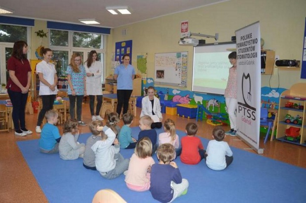 Przedszkolaki przyjmują studentów stomatologii z GTSS (fot. GUMed) Gdańsk: studenci z GTSS odwiedzają przedszkolaki