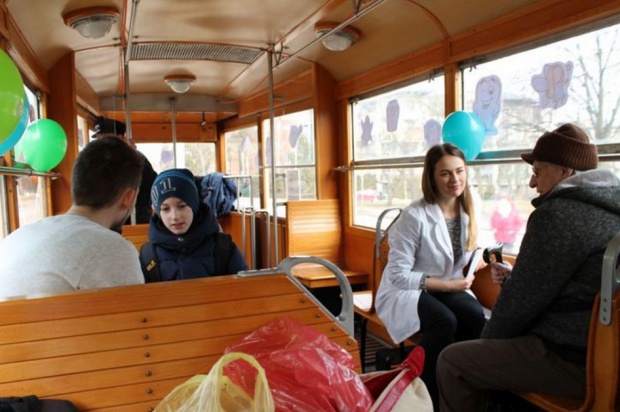 Piękny zabytkowy tramwaj na jeden dzień zamienił się w stomatologiczny punkt konsultacji (fot. GUMed) Gdańsk: jak świętowano Dzień Dentysty