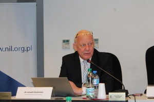 Gospodarz konferencji dr Leszek Dudziński, wiceprezes NRL i przewodniczący KS NRL ŚDZJU: Polacy o zasadach dbania o zdrowie jamy ustnej wciąż wiedzą niewiele