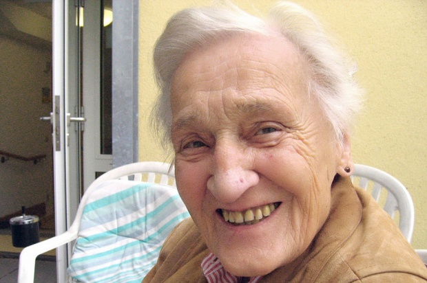 Seniorzy z prostymi zębami (foto: pixabay) Wrocławska Akademia Zdrowia uśmiecha się do seniorów