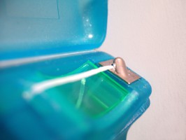 Evidence Based Dentistry: Nić dentystycza zmniejsza ryzyko zapalenia dziąseł