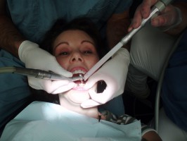 Obcokrajowiec na fotelu dentystycznym  