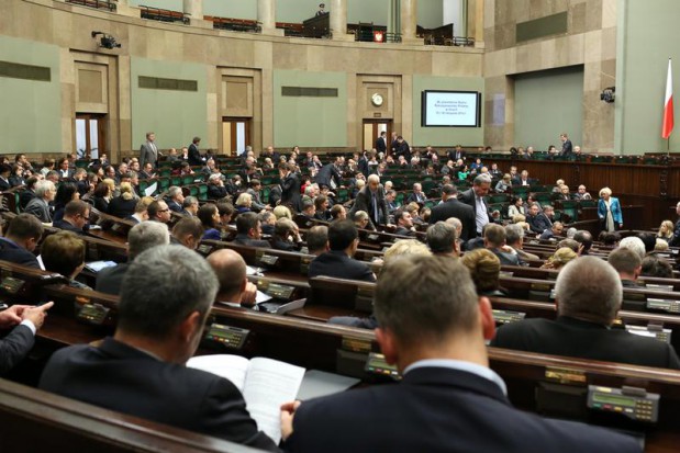 ZUS zapłaci za chorą asystentkę lub recepcjonistkę? (źródło: sejm.gov.pl/Krzysztof Białoskórski) ZUS zapłaci za chorą asystentkę lub recepcjonistkę? (źródło: sejm.gov.pl/Krzysztof Białoskórski)