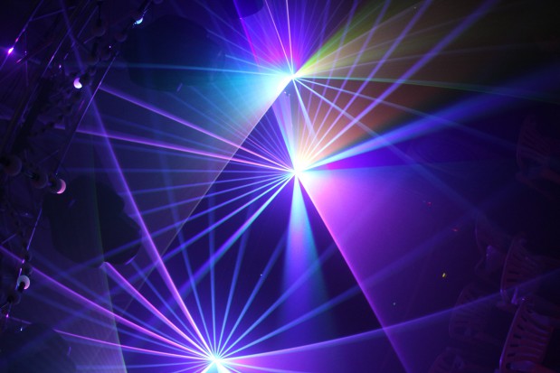 Patrz na laser przez okulary, niekoniecznie różowe (foto:sxc.hu) Patrz na laser przez okulary, niekoniecznie różowe (foto:sxc.hu)
