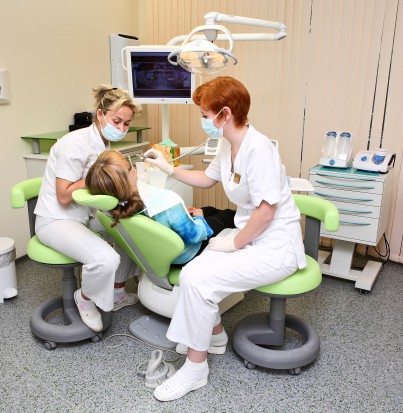 Kontrakty na leczenie stomatologiczne - ile ich jest (fot. Fotolia/PTWP)
