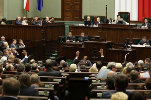Sejm przyjął ustawę umożliwiającą NFZ aneksowanie umów
