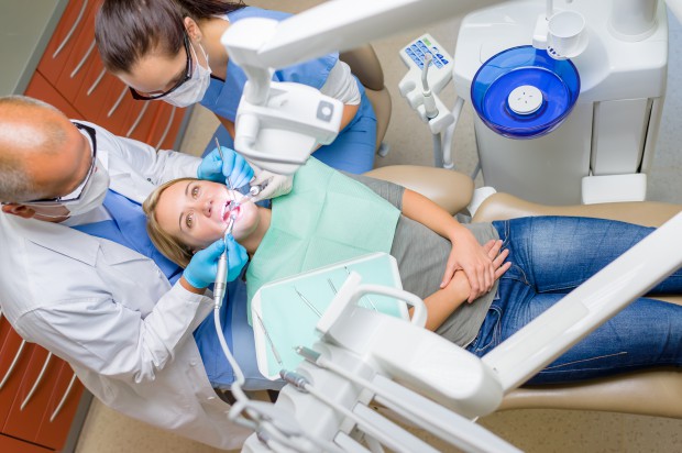 Dentyści: żyją z „ogólnej”, zarabiają na implantologii