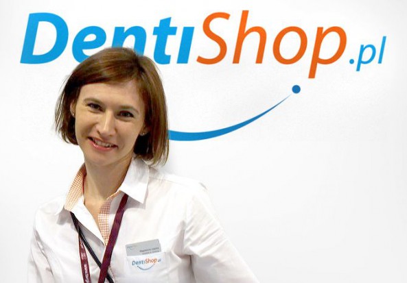 Szczoteczka pod choinkę: z marketu czy z internetu? Na zdjęciu Magdalena Ujejska, Dentishop.pl (fot. archiwum prywatne) Szczoteczka pod choinkę: z marketu czy z internetu?