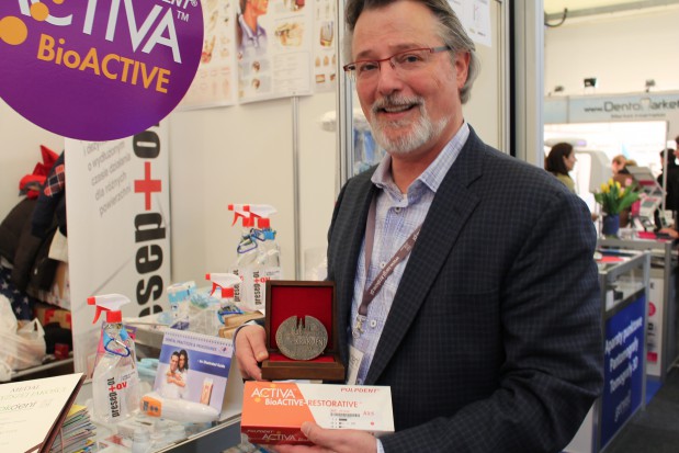 Larry Clark: Activa Bioactiv to bioinżynieria, której nie trzeba się bać (Fot. infoDENT24.pl) Larry Clark: Activa Bioactiv to bioinżynieria, której nie trzeba się bać