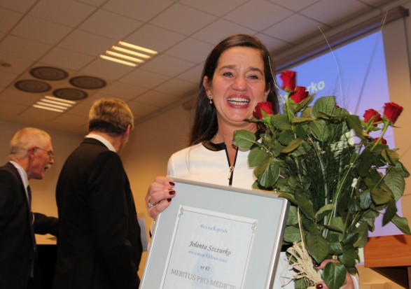 Meritus Pro Medicis dla trójki stomatologów. Na zdjęciu wyróżniona Jolanta Szczurko (fot. NIL) Meritus Pro Medicis dla trójki stomatologów
