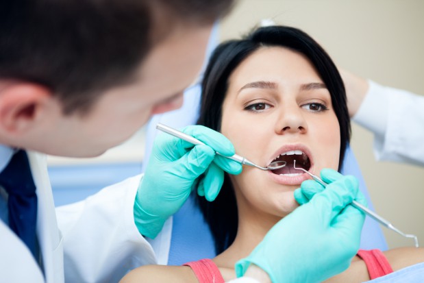 Lekarz dentysta w trakcie specjalizacji, a udzielanie świadczeń stomatologicznych (foto: Fotolia) Lekarz dentysta w trakcie specjalizacji leczy tylko pod nadzorem kierownika