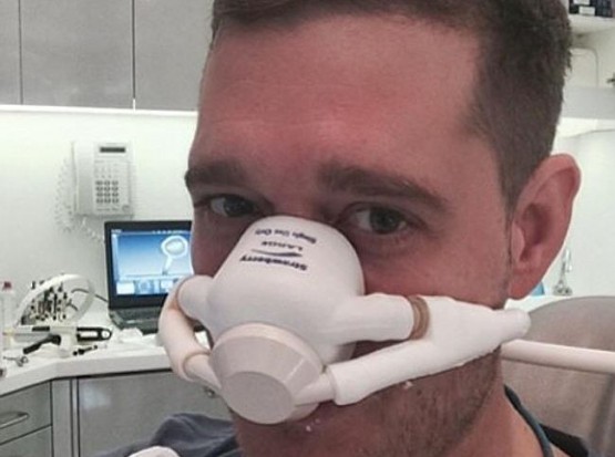 Jak Michael Buble wybił ząb podczas koncertu (źródło: Michael Buble Instagram) Jak Michael Buble stracił ząb podczas koncertu