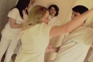 Dentyści z Pharrellem Williamsem są Happy