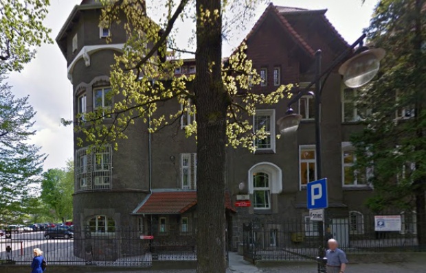 Run na wydziały lekarsko - dentystyczne nie maleje, nie maleje także czesne (źródło: Gogle Maps) Run na wydziały lekarsko - dentystyczne nie maleje, nie maleje także czesne