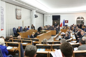 Senat też za dłuższym korzystaniem z papierowej dokumentacji medycznej
