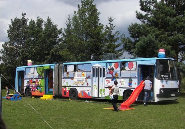 Na jednym z przystanków figlobusa pojawi się lekarz dentysta (fot. Fundacja Happy Kids) Dentyści na przystankach figlobusa