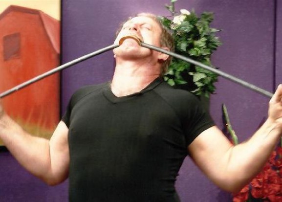 5 gwoździ wyrwanych z drewna w 17 sekund to nowy Rekord Guinnessa (fot. Strongman Steve Schmidt)