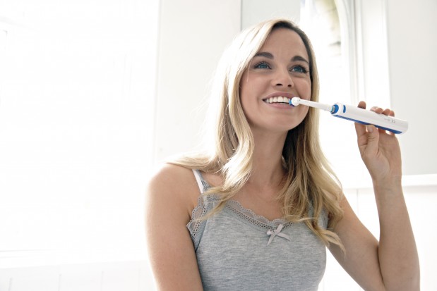 Z analiz Cochrane Collaboration wynika, że szczoteczki oscylacyjno-rotacyjne są skuteczne i bezpieczne (fot. Oral b) Cochrane Collaboration: technologia oscylacyjno-rotacyjna skuteczniejsza niż szczotkowanie manualne