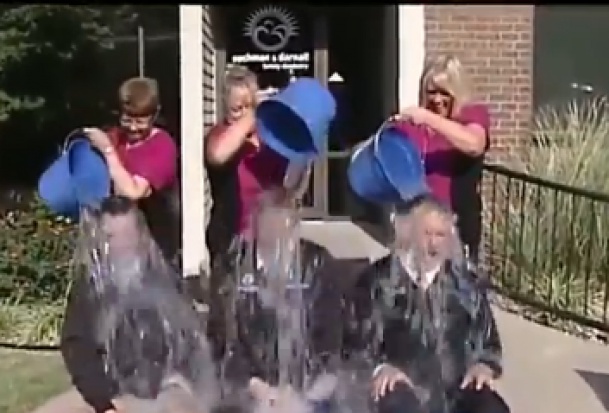 Dentyści w Ice Buket Challenge Dentyści w ogniu Ice Bucket Challenge