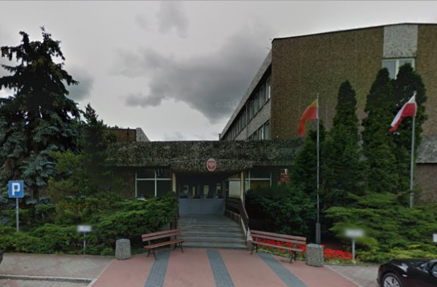 Urząd Miasta w Lesznie (foto: Google Maps) W Lesznie trwa nierówna walka o dentystę w szkole