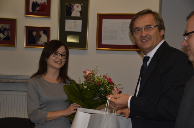 Paulina Sieradzka otrzymuje nagrodę z rąk Macieja Hamankiewicza (fot. NIL) 3500 zł za najlepiej zdany LDEK