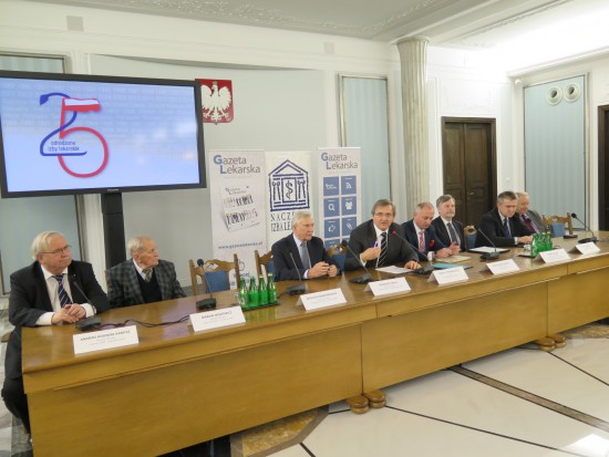 Debata w takim składzie to rzadkość (fot. infoDENT24.pl) Byli ministrowie zdrowia o 25 latach ochrony zdrowia