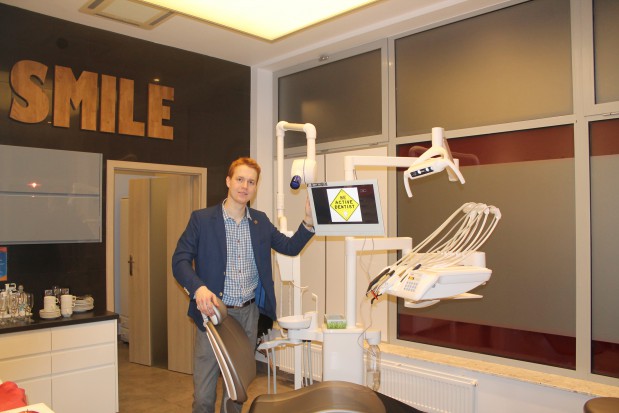 Na zdjęciu lek.dent. Mateusz Stolarski (fot. BAD) Drugi gabinet BE ACTIVE DENTIST już działa