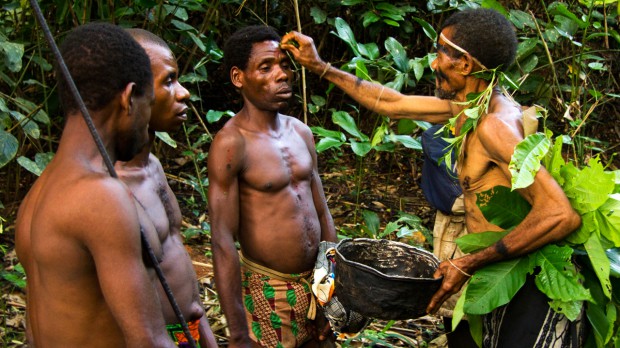 Pigmeje Baka (fot. www.travelocameroon.com) Krzysztof Gniazdowski wśród Pigmejów