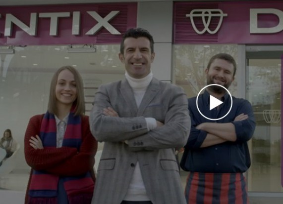Luis Figo w reklamie Dentix (fot. You Tube) Legendy Barcelony i Realu promują klinikę dentystyczną