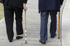 Babcie i dziadkowie mają kłopoty z zębami