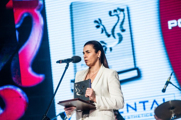 Violetta Szycik odbiera nagrodę w konkursie VIVADENTAL -