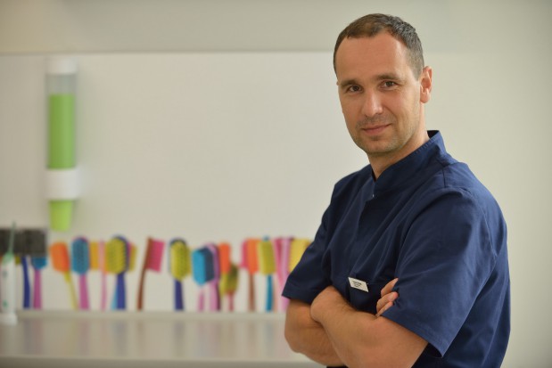 Tomasz Śmigiel, absolwent studiów implantologicznych na a Uniwersytecie J.W. Goethego, redaktor naczelny Tomasz Śmigiel: niemożliwym jest ustalenie ile dyplomów musi mieć lekarz, aby dobrze implantować