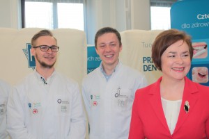 Posłowie dają przykład najmłodszym kontrolując swoje uzębienie
