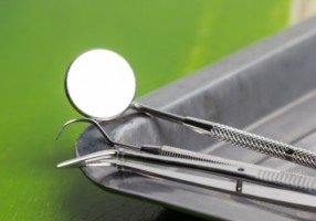 NFZ naciągany na koronki zębowe dla ośmiolatków
