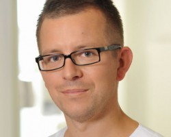 lek. dent. Wojciech Fąferko Dentysto, nie jedź na wakacje. Czekają pacjenci obcokrajowcy.