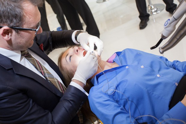 Komputerowe znieczulenia tanieją (foto: FM Dental) Znieczulenia komputerowe, część gabinetów robi je bezpłatnie