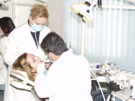 Studenci wydziału lekarsko - dentystycznego (foto: sxc.hu) ŚUM przyjmuje na stomatologię ze 177 punktami