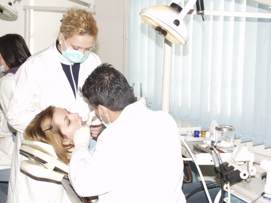 Studenci wydziału lekarsko - dentystycznego (foto: sxc.hu) ŚUM przyjmuje na stomatologię ze 177 punktami